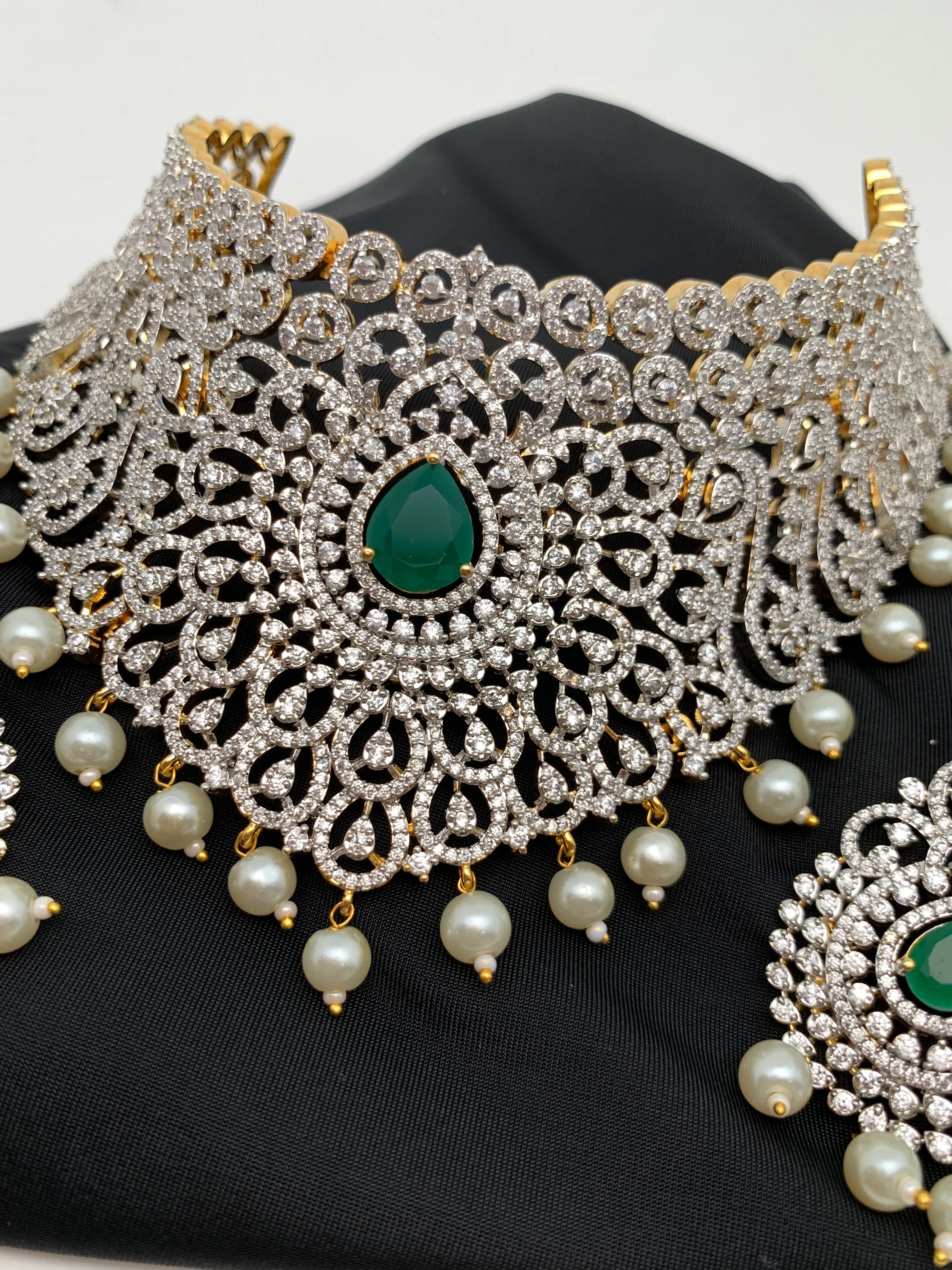 Emerald AD Choker with Screw Back Earrings