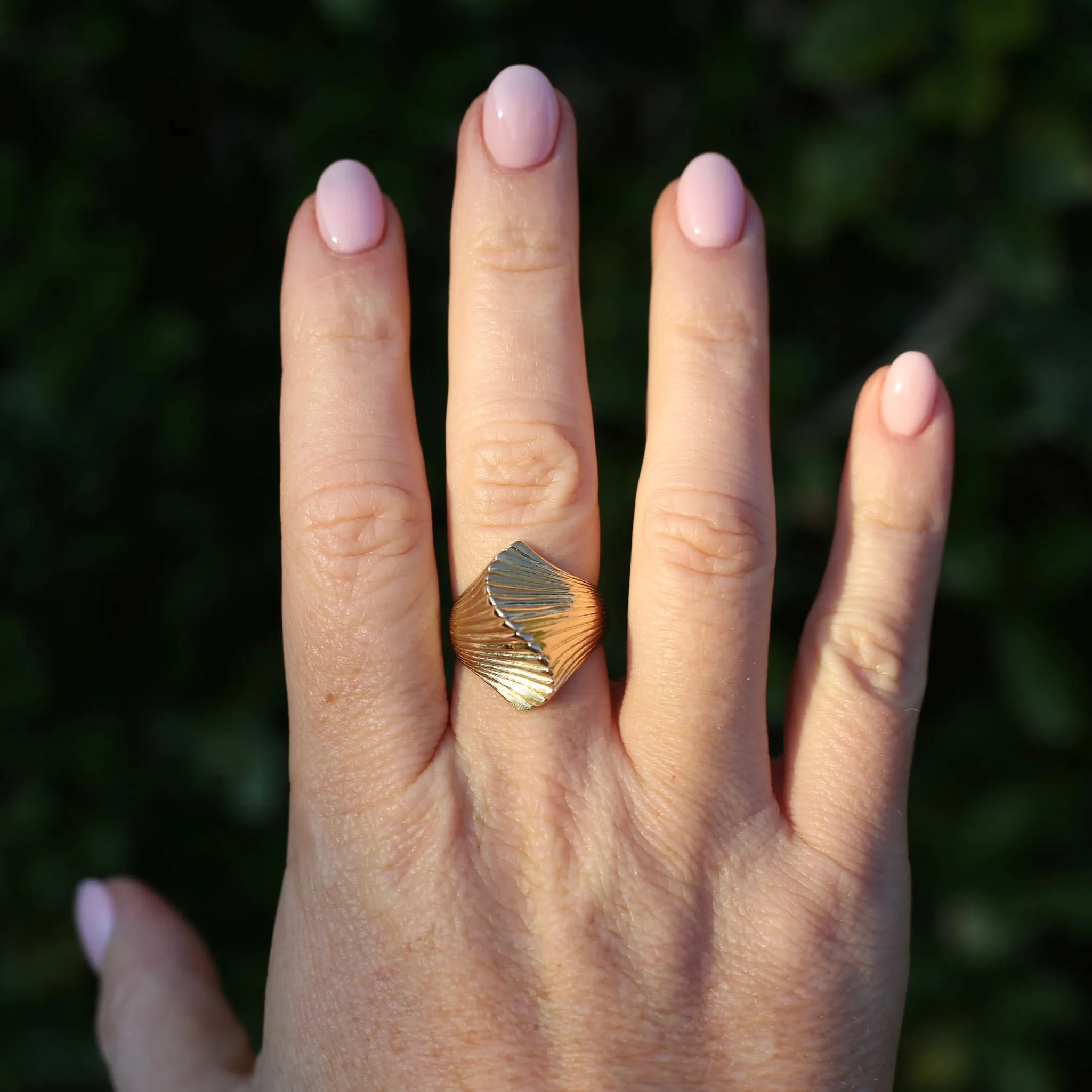 Retro 1970s 14ct Gold Sculptured Shell or Fan Ring, size R or 8.5 (maybe fits a bit bigger)